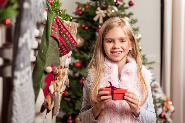 Happy girl likes Christmas presents - Foto, Imagem
