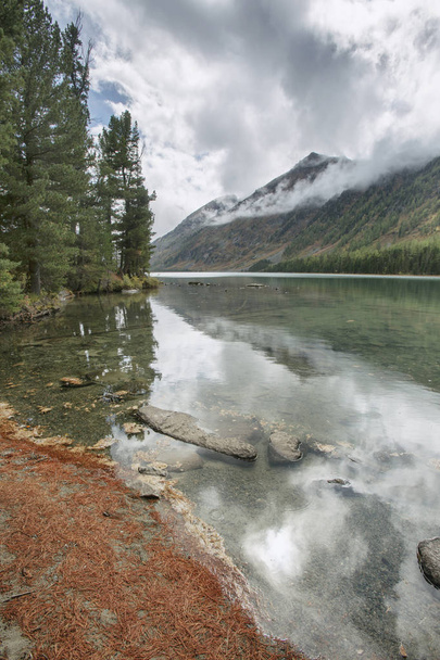 Mean Multinskiye lago, montañas Altai. Paisaje otoñal
 - Foto, Imagen
