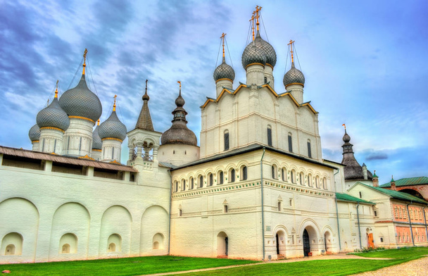 Eglise de la Résurrection du Christ et Cathédrale de l'Assomption à Rostov Kremlin, oblast de Iaroslavl, Russie
 - Photo, image