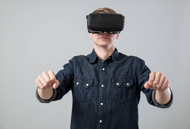 Man in virtual reality - Foto, imagen