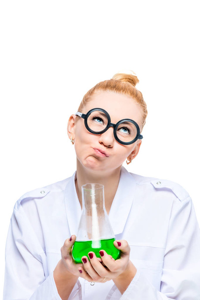 laboratorní asistent emoční dívka v brýlích s zkumavky - Fotografie, Obrázek
