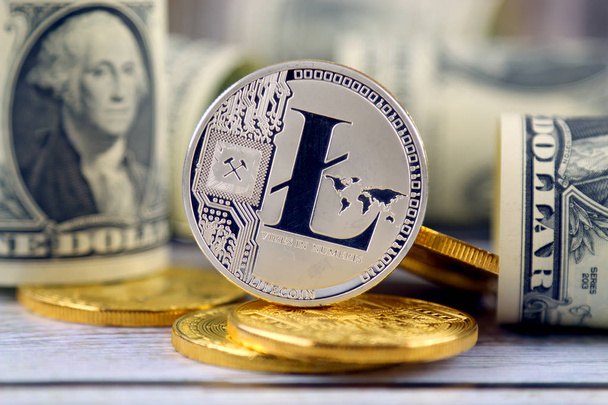 Litecoin (新しい仮想マネー) や 1 ドルの紙幣の物理的なバージョン。ドルのための Litecoin を交換。世界的な cryptocurrency とデジタル決済システムの概念図. - 写真・画像