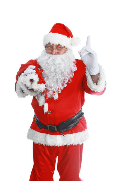 echter Weihnachtsmann mit großer Tasche voller Geschenke, isoliert auf weißem Hintergrund - Foto, Bild