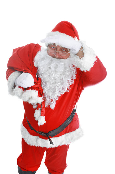 Real Santa Claus llevando una gran bolsa llena de regalos, aislada sobre fondo blanco
 - Foto, Imagen