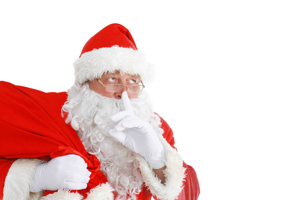 Véritable Père Noël portant un gros sac plein de cadeaux, isolé sur fond blanc
 - Photo, image