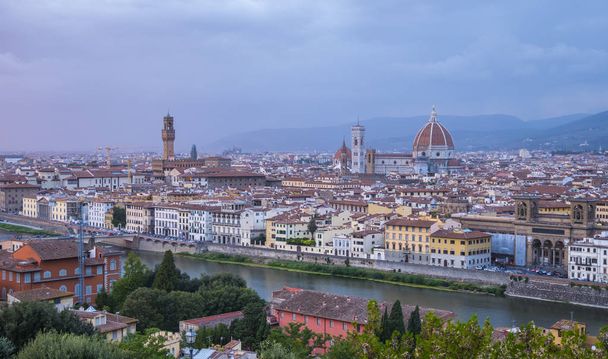 Panoramisch uitzicht over de stad van Florence van Michelangelo plein genaamd Piazzale Michelangelo - Foto, afbeelding