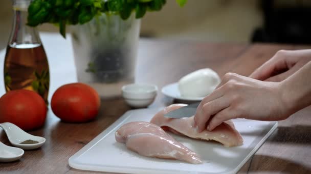 O cozinheiro corta o peito de frango, frango cru, cozinheiros de chef peitos de frango, carne de aves, carne de dieta
 - Filmagem, Vídeo