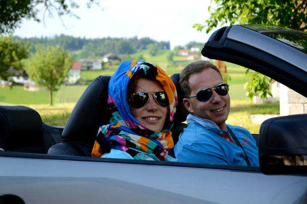 Üstü açık araba ile genç Çift - Fotoğraf, Görsel