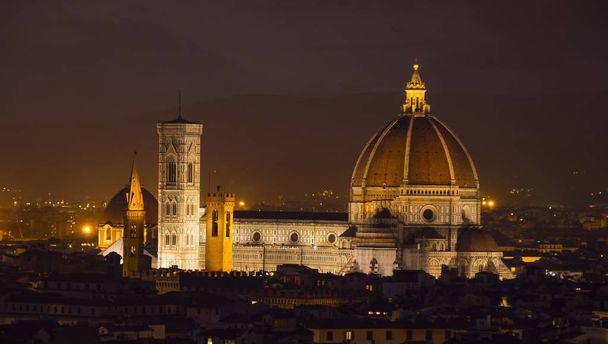 La cathédrale de Florence sur la place du Dôme la nuit - vue aérienne incroyable
 - Photo, image