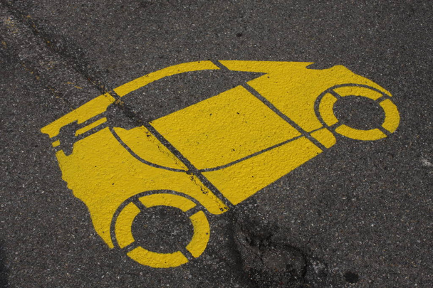 Parkplatz mit gelbem Auto beschmiert. - Foto, Bild