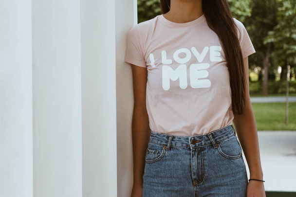 Menina está vestindo t-shirt com um texto "Eu me amo
"  - Foto, Imagem