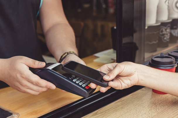Person paying pay through smartphone using NFC - Zdjęcie, obraz