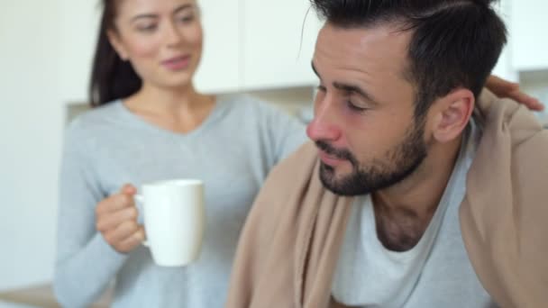 Close-up van zieke man gevoel opluchting na vrouw helpen - Video