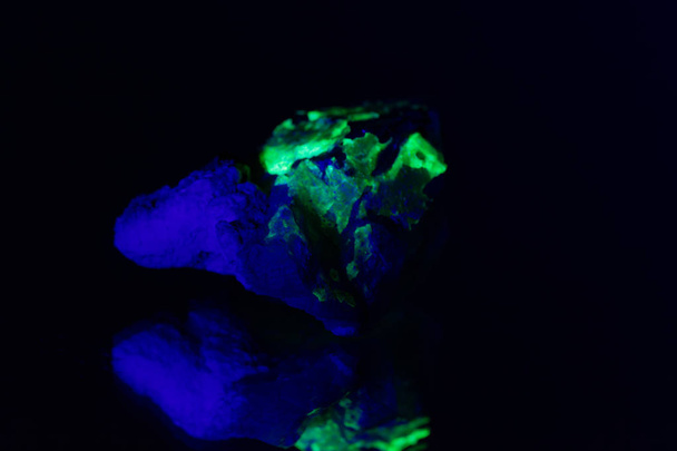 Quartz avec une couverture en hyalite fluorescente verte
 - Photo, image