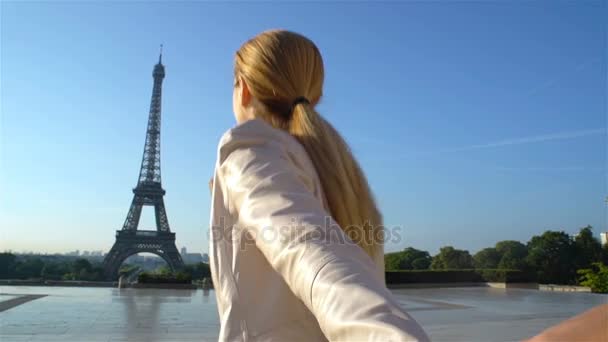 Seuraa minua Pariisi onnellinen nainen johtaa poikaystävänsä Eiffel-torniin
 - Materiaali, video