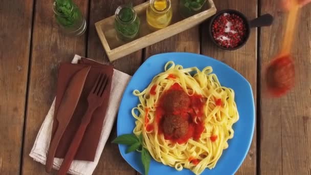 фрикадельки в томатному соусі з викладеними макаронами
 - Кадри, відео