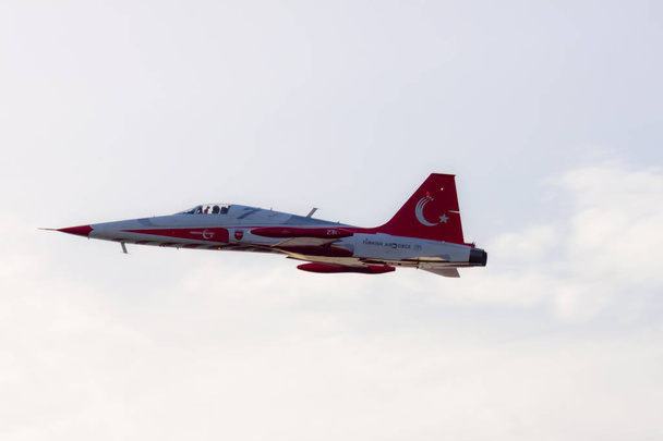 Turkse militaire acrobatische vliegtuig vliegt - Foto, afbeelding