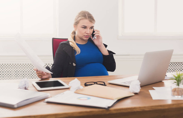 Kobieta w ciąży biznesowe rozmowy na telefon w biurze - Zdjęcie, obraz