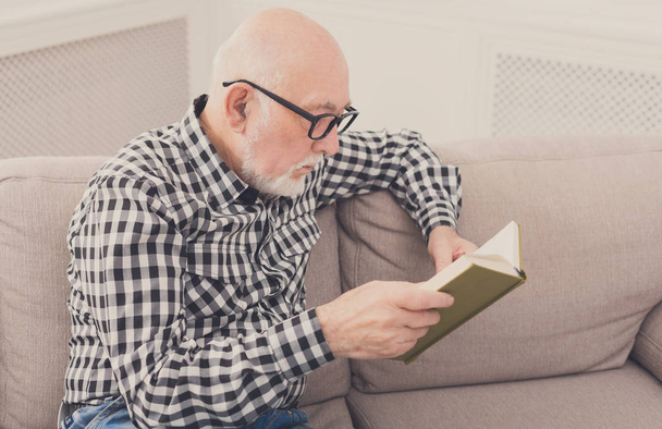 Senior man reading book at home, copy space - Foto, Imagem