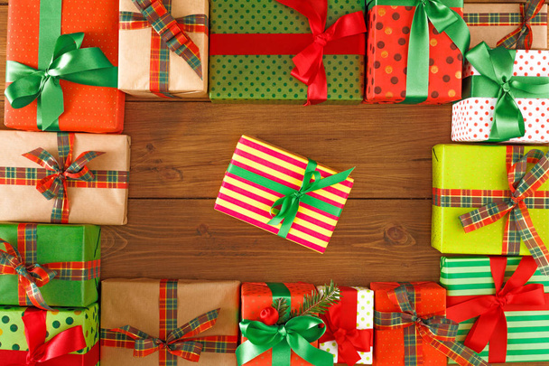 Muitas caixas de presente de Natal criativas em fundo de madeira
 - Foto, Imagem
