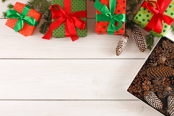 Noel hediye kutuları, ahşap masa arka plan üzerinde Üstten Görünüm. - Fotoğraf, Görsel