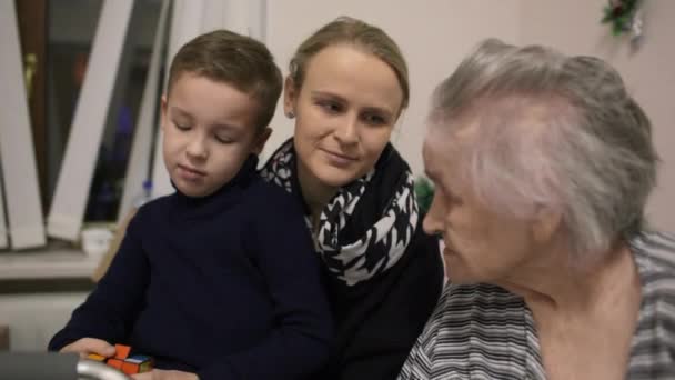 Mulher com filho visitando avó sênior
 - Filmagem, Vídeo