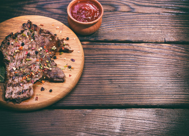 morceau de veau frit avec des épices sur une planche à découper
 - Photo, image