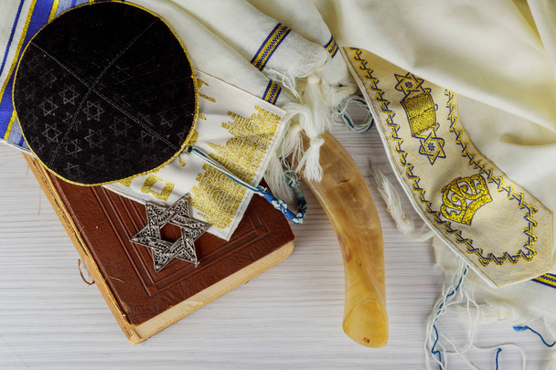 Молитвенная шаль - Талит, еврейский религиозный символ. Селективный фокус
 - Фото, изображение