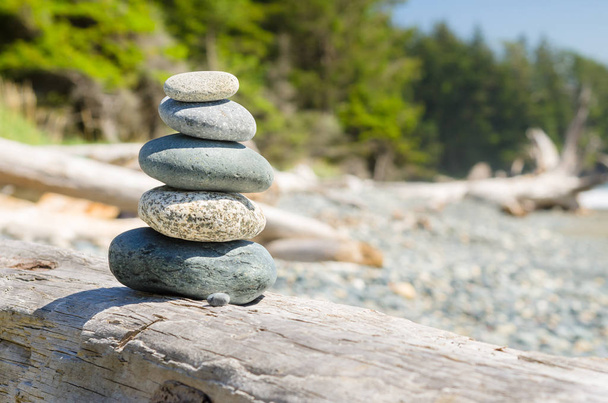 stapel evenwichtige stenen op een strand - Foto, afbeelding