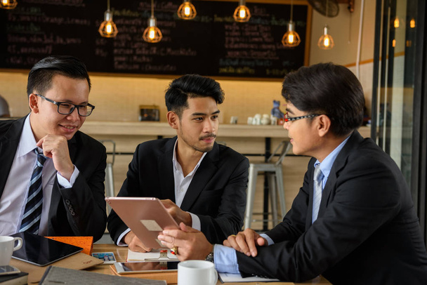 Команда бизнесменов обсуждает проект в кафе
 - Фото, изображение