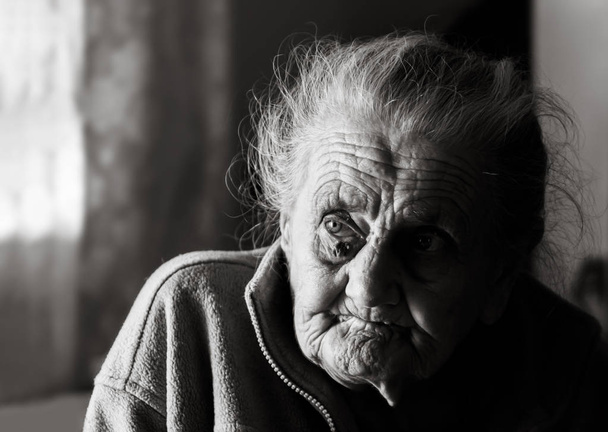 hyvin vanha väsynyt nainen
 - Valokuva, kuva