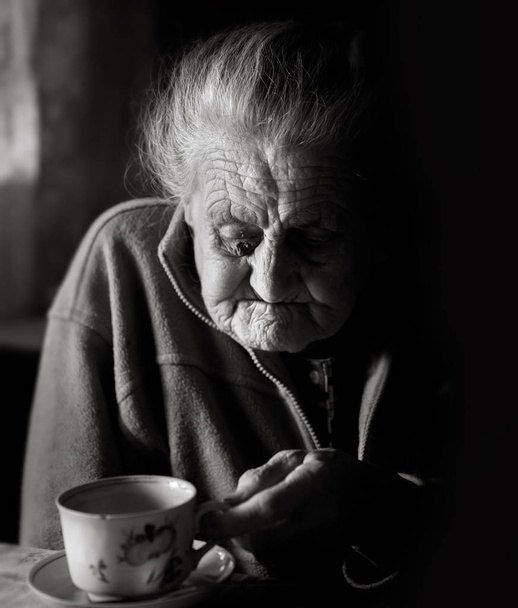 sehr alte müde Frau - Foto, Bild