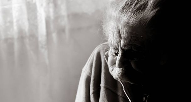 hyvin vanha väsynyt nainen
 - Valokuva, kuva