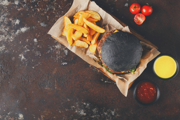 Černá buchta burger s bramborovým klíny pohled shora - Fotografie, Obrázek
