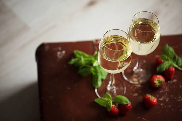 wineglasses with white wine decorated with strawberry and mint - Zdjęcie, obraz