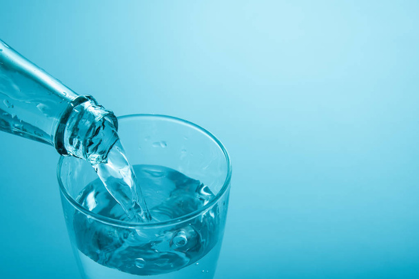 заливка води в скляний синій фон
 - Фото, зображення