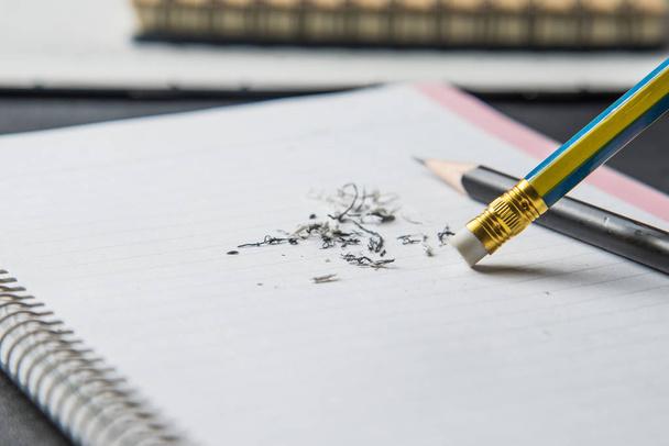 олівець гумка пил на ноутбуці
 - Фото, зображення