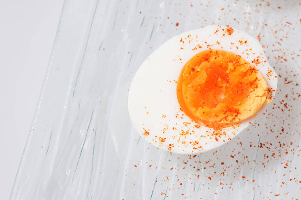 Huevo duro medio esparcido con pimienta
 - Foto, imagen