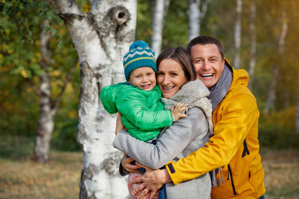 Happy family playing in autumn park - Zdjęcie, obraz