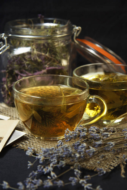 Herbaty ziołowe rano w kubki szklane bukiet lawendy - Zdjęcie, obraz