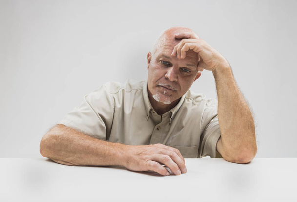 Przygnębiona starszy mężczyzna siedzący myślenia - Zdjęcie, obraz