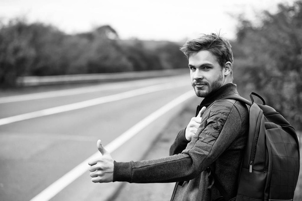 Young guy hitchhiking autostop - Valokuva, kuva