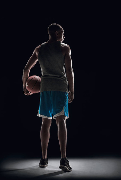 Bir basketbol oyuncusu topu ile portresi - Fotoğraf, Görsel