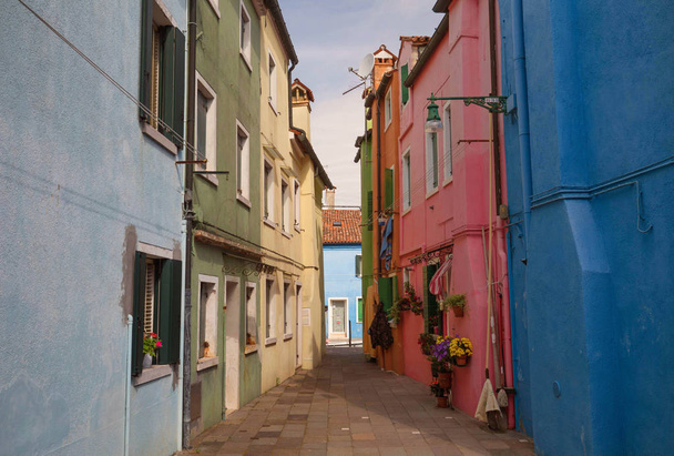 Η πολύχρωμη αρχιτεκτονική του το ηλιόλουστο νησί του Burano, ένα τουριστικό αξιοθέατο κοντά σε Βενετία της Ιταλίας, η οποία δείχνει την αρμονία, χαρούμενη προσέγγιση και τρόπο ζωής - Φωτογραφία, εικόνα