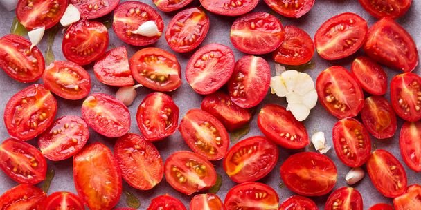 Tomates rojos de reliquia con aceite de oliva
 - Foto, imagen