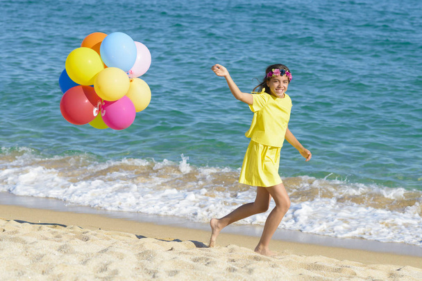 Chica feliz corriendo en la playa
 - Foto, imagen