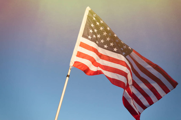 Американский флаг на фоне неба
 - Фото, изображение