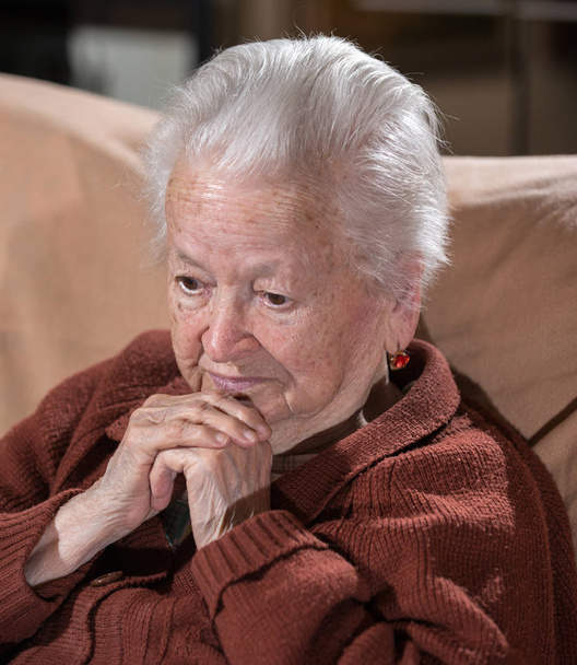 Retrato de una vieja mujer triste de pelo gris
 - Foto, imagen