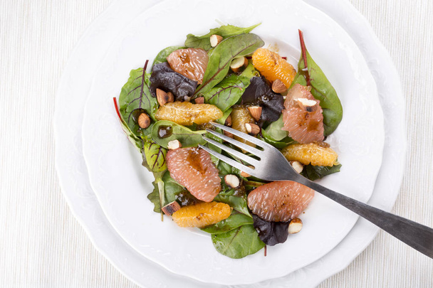Salat mit Zitrusfrüchten mischen - Foto, Bild