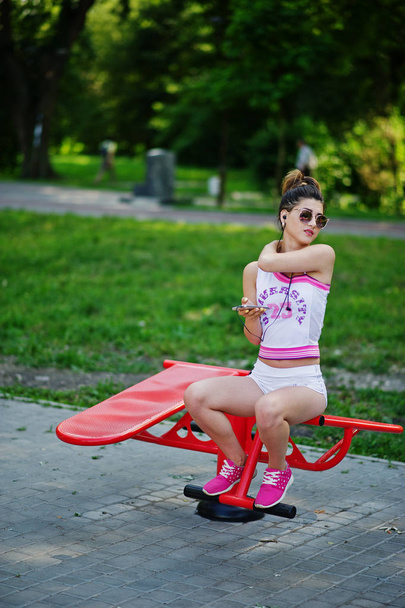 Sport fille porter sur short blanc et chemise faire des exercices sur sim
 - Photo, image